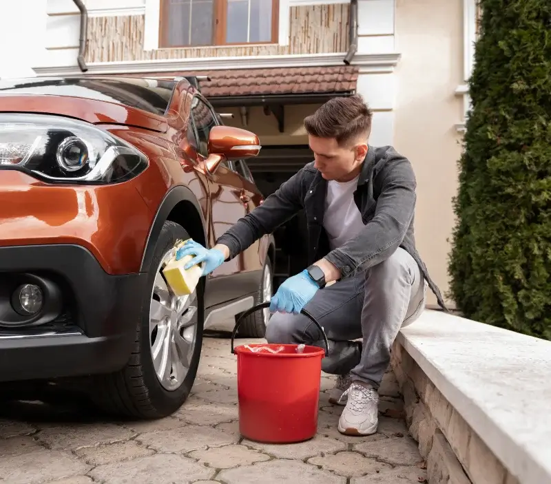 Lavage auto à domicile Saint-Germain-sur-Morin : professionnel intervenant sur un véhicule
